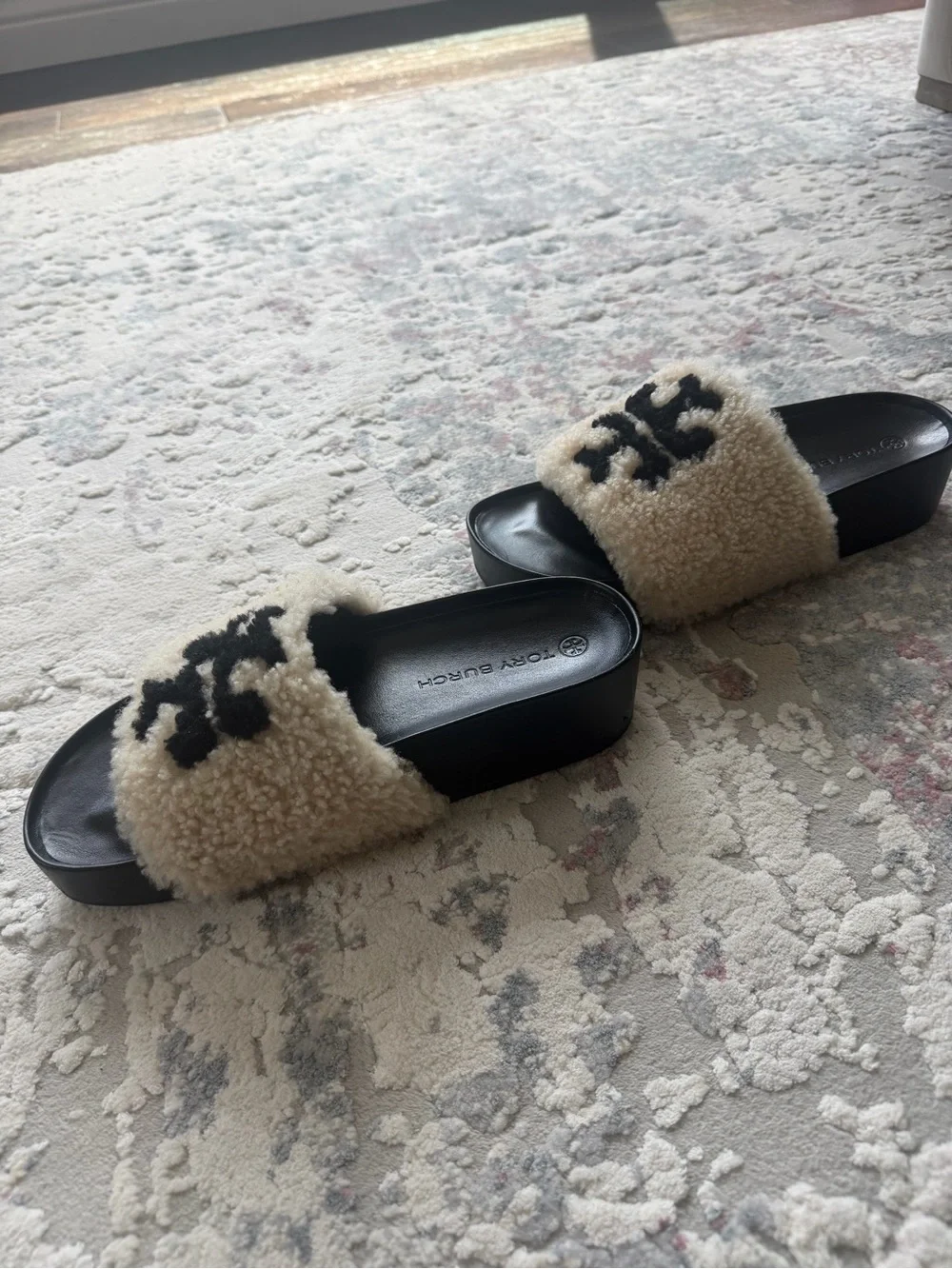 Tory Burch Cream Shearling Slides with Black Logo - Picture 4 of 6